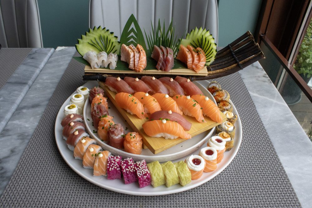 Combinado de sashimi, niguiri e maki variados